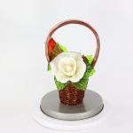 Карамельная Корзинка с цветочно-белой розой, долькой арбуза и ягодами в тубе
