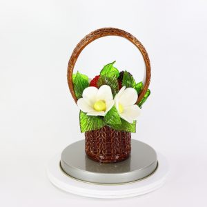 Карамельная Корзинка с цветочно-белыми ромашками и ягодами в тубе