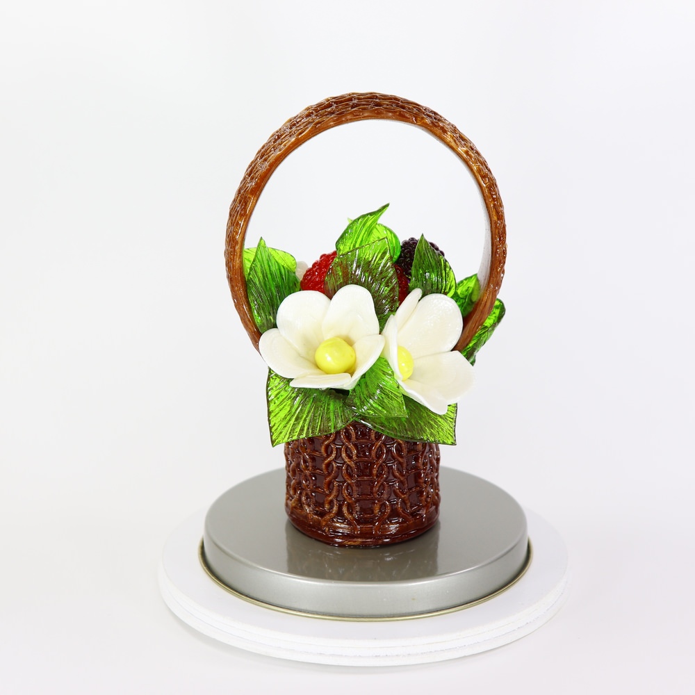 Карамельная Корзинка с цветочно-белыми ромашками и ягодами в тубе