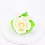 Карамельная Роза маленькая цветочно-белая в полусфере